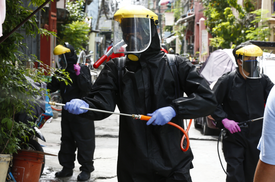 市政人员到马尼拉帕西格市一个社区，进行消毒。（欧新社）