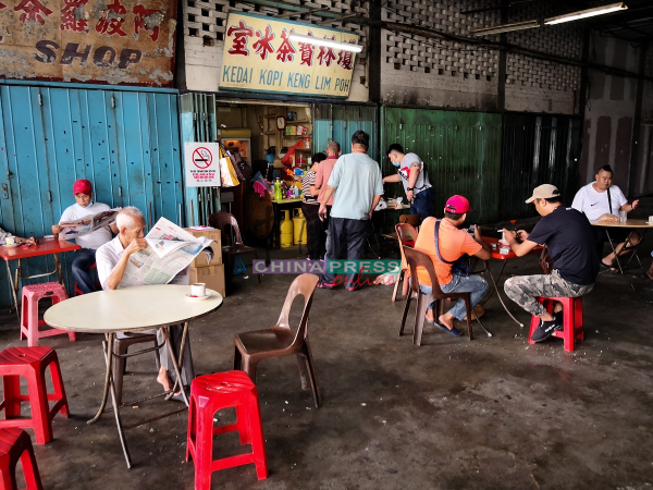 琼林宝茶冰室已成为附近老街坊每天必到的地方，顾客群皆是三大种族。