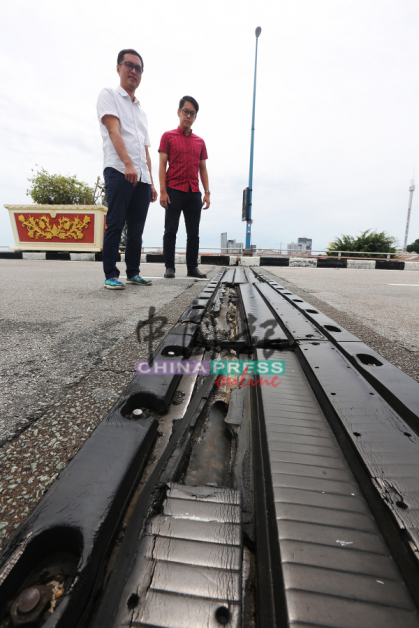 李翰霖（左起）与陈炜建到场了解沿海大桥的桥面伸缩接口装置损坏的程度。