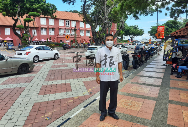 郑国球对州内旅游景点缺乏防疫提醒的资讯，感到担忧。