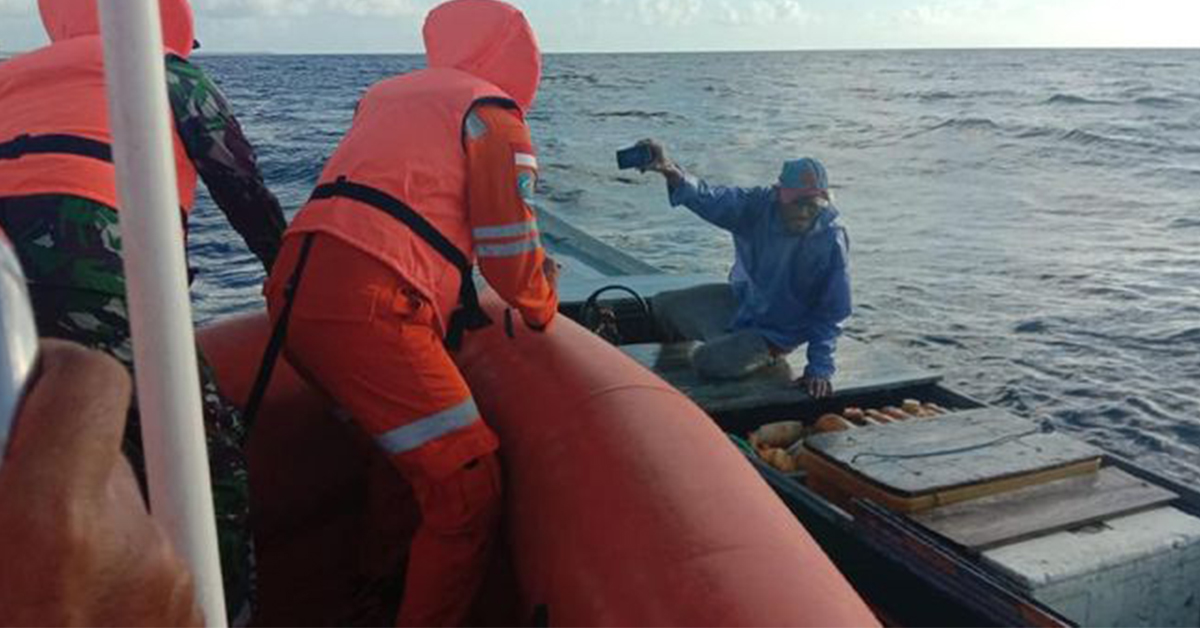 印尼一艘载有16名乘客和12名渔夫的渔船，周日翻覆沉没，造成至少2名儿童死亡，另有7人失踪。