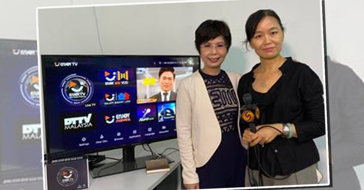 周学立（左起）与凤凰卫视驻马女记者高棉合照。