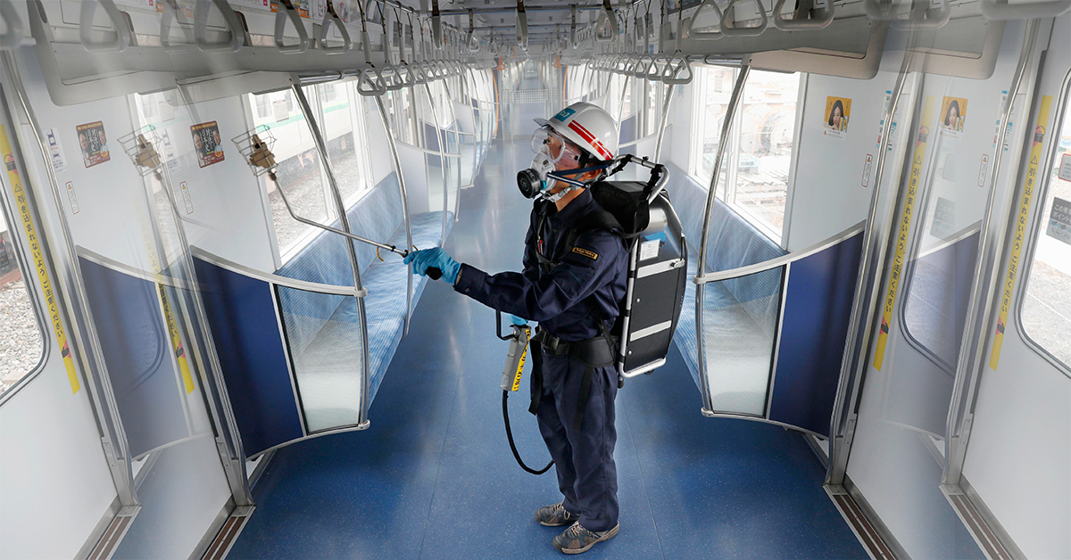 一名戴着防护面具和护目镜的东京地铁员工，周四对车厢进行消毒。（美联社）