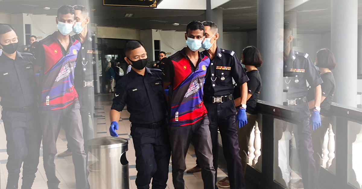 被告苏利亚峇可拉（左2）遭警员带离推事庭。