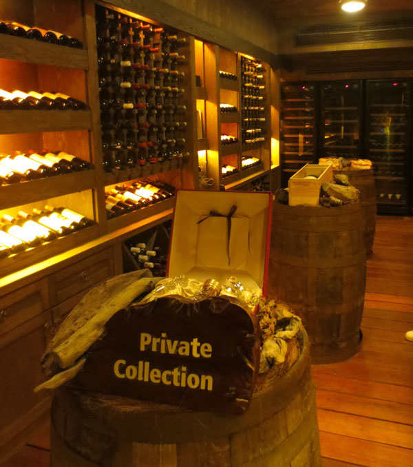 地窖的私人储酒室，珍藏着世界各地的红酒。