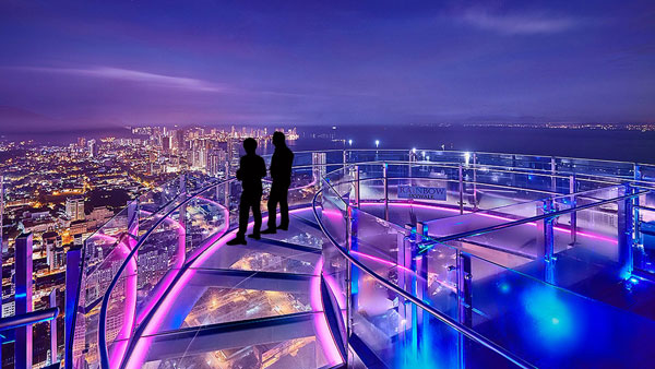 位于槟城光大68楼的露天彩虹步道，让民众从约海拔250米高空遥望槟城全景。