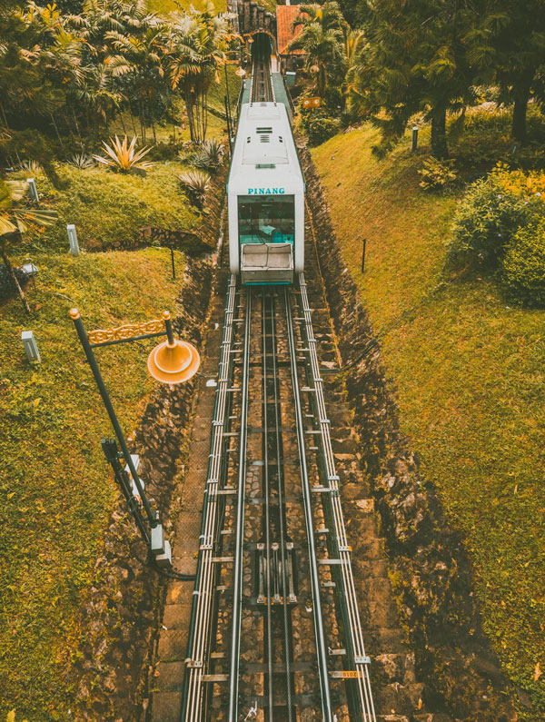 升旗山于18世纪末由英国人开发，如今所使用的电缆车铁轨，是目前最快、最陡峭及最长的铁轨缆车。