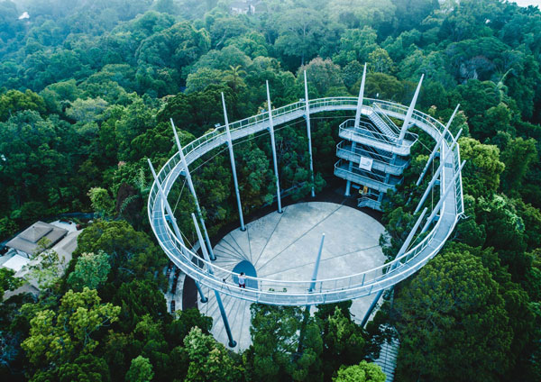 升旗山The Habitat位于拥有1亿3000万年历史的热带雨林，可提供热带雨林教育及自然体验。