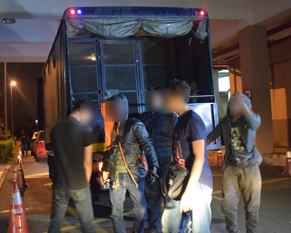 数名疑似吸毒男子被带返国家反毒机构，以做进一步调查。