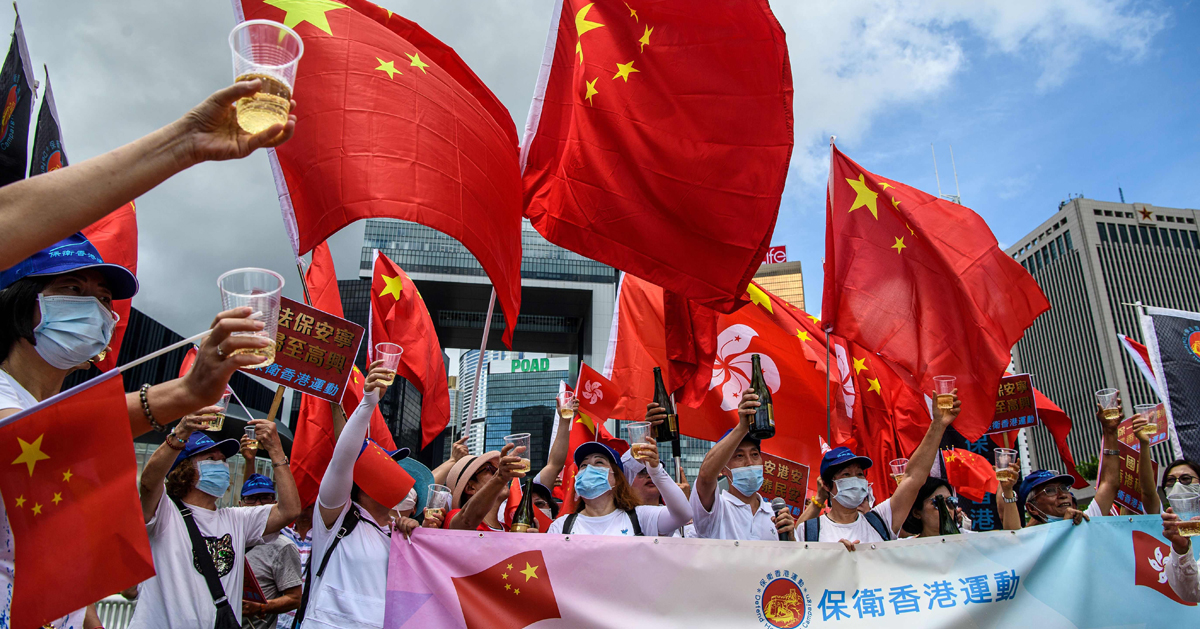 支持港版国安法的香港民众，周二在游行中高举中国国旗。