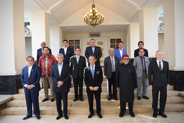 慕尤丁（前排中）和国盟各成员党党魁进行会议；前排左起为阿邦佐哈里、阿末扎希、哈迪阿旺及魏家祥。