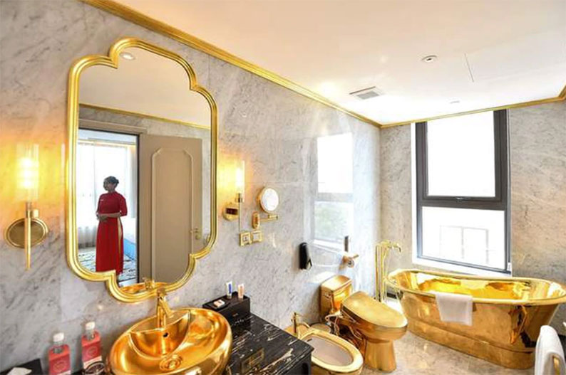 客房卫浴提供镀金浴缸。