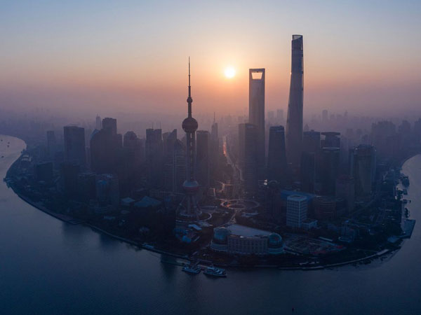 受中美最新数据利好带动，亚洲股市今日冲上4个月新高水平，其中尤以中国上海综合指数涨势最猛。