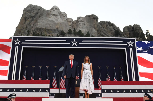 美国总统特朗普和夫人梅兰妮亚，周五出席拉什莫尔山国家纪念公园的独立日活动。（法新社）