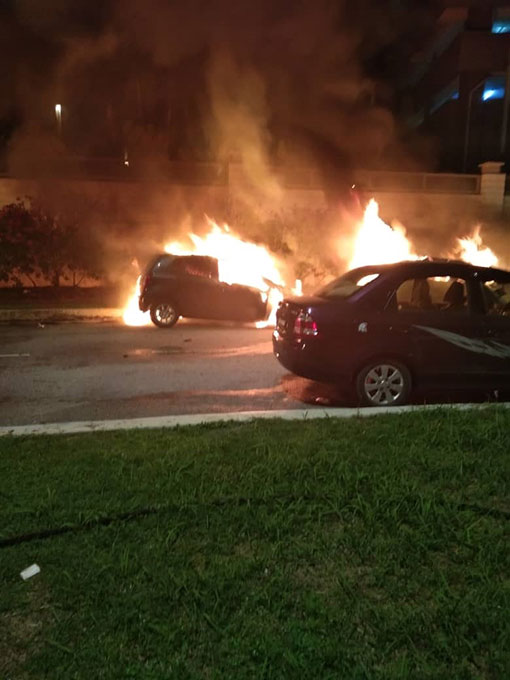 3辆轿车被人纵火燃烧，全数被烧毁。