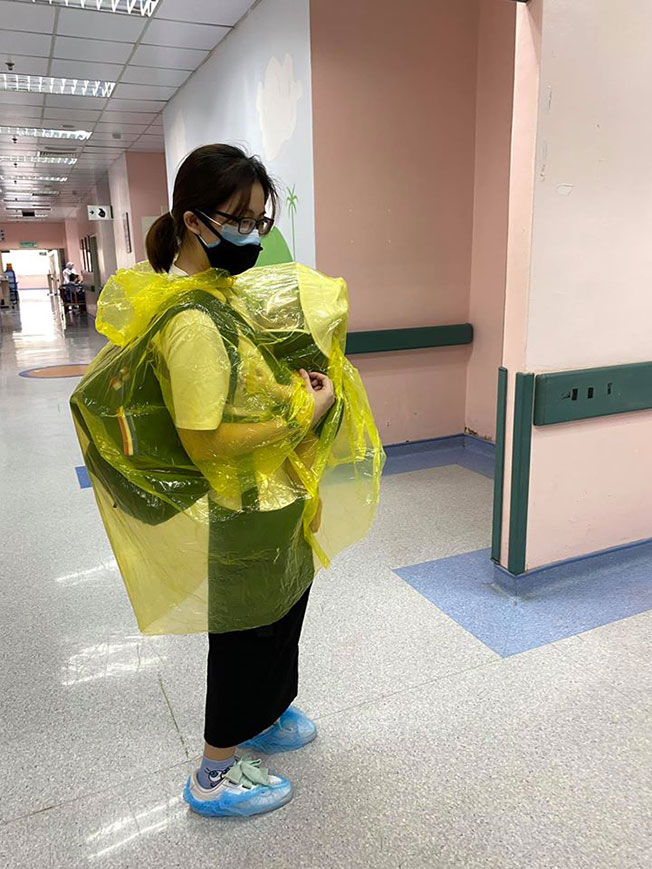 华裔母亲在居銮中央医院隔离第八天后，获准出院回家。（图取自面子书）