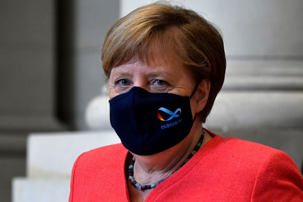 德国总理默克尔3日戴着带有德国欧盟轮值主席标志的口罩。（法新社）