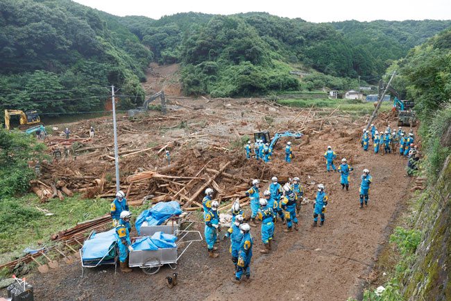 熊本縣遭遇豪雨引發土崩，搜救人員周日在現場展開搜救行動。（美聯社）