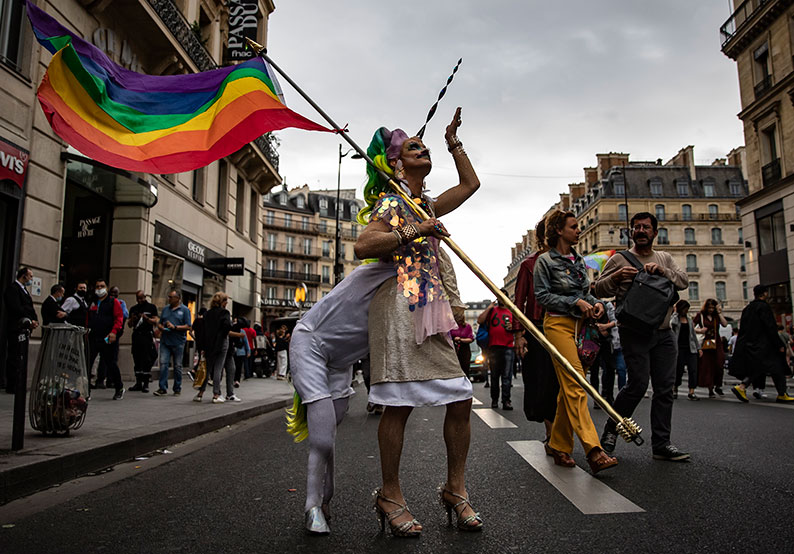 穿着奇装异服的民众周六在巴黎参与LGBT权益游行。（欧新社）