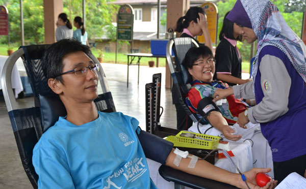 陈承祥（左起）与方昶璀夫妇克服最初对捐血的恐惧，如今响应捐血救人。
