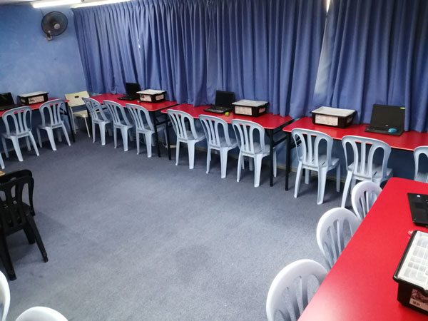 【之前】以往每张桌子可容纳3位学生，并在课室中间腾出一个空间，供学生测试机器人的运作。