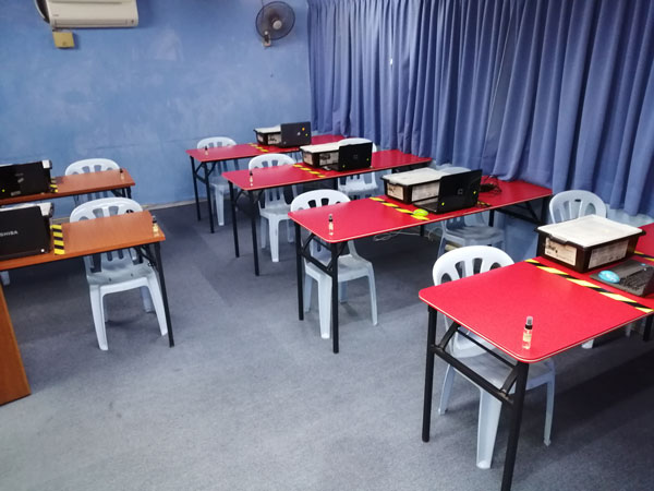【之后】为了实施社交距离，如今一张桌子只能容纳2位学生，课室中间的共用空间也被桌椅填满了。