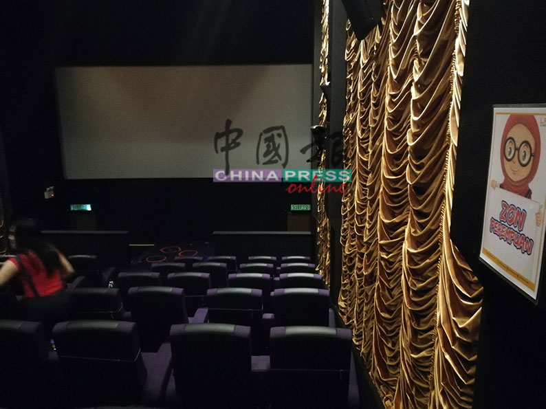 电影院右方被列为女性观众专属区，也是家庭观众区。