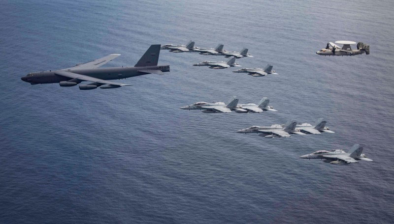 美国B-52轰炸机与F/A-18F战机、E-2预警机联合编队飞行。