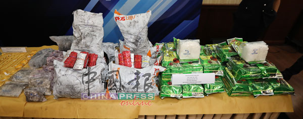 贩毒集团将毒品装在茶叶包装内，企图蒙过警方法眼。