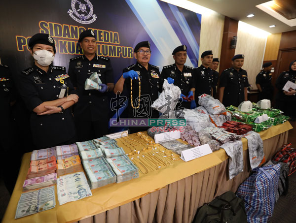马兹兰（左3）向媒体展示起获的毒品和一条市值8万4000令吉的金项链。