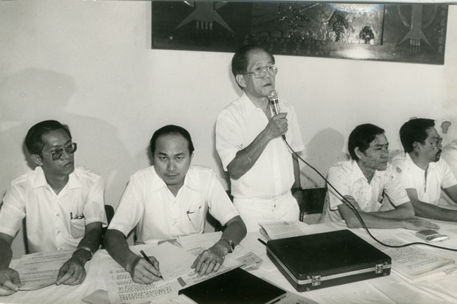 80年代初期，廖金华（右2）在行动党日益受器重，并进一步受委为宣传秘书；图摄于该党一项活动，左起陈庆佳、李霖泰及曾敏兴。
