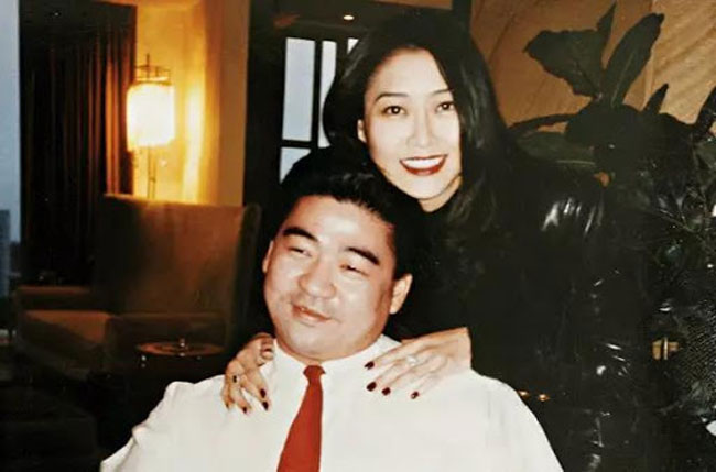 叶玉卿1996年嫁给美国超市富商胡兆明后，便全面引退。