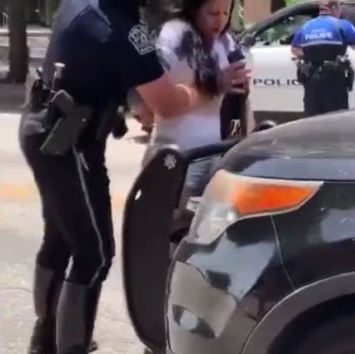 美国警察逮捕女子时，疑似袭胸。