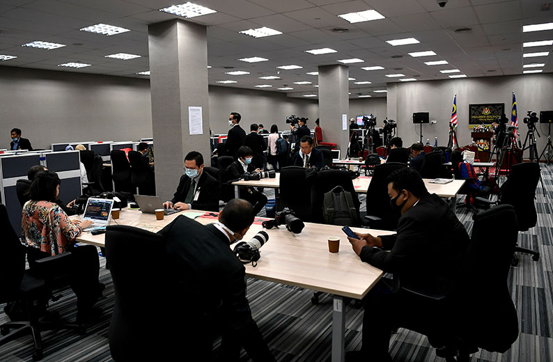 国会媒体室安排额外的桌椅，方便媒体在保持社交距离下作业。
