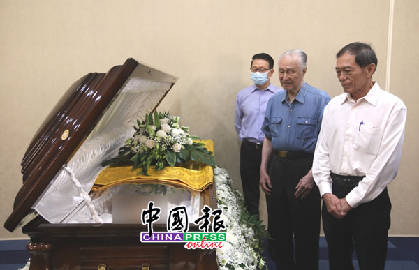 翁清玉（右起）、陈凯希和杨有为到灵堂向陆老致最后敬意，且到棺木前瞻仰遗容。