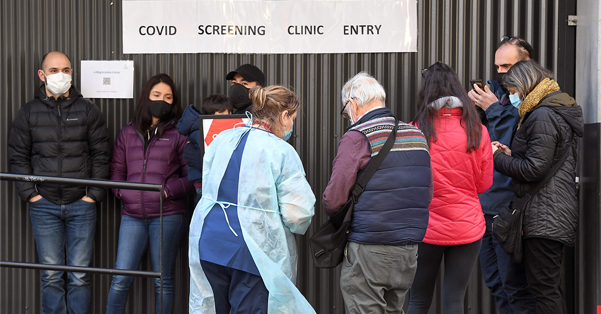 在澳洲皇家墨尔本医院，民众在排队等候接受新冠病毒检测。 （法新社）