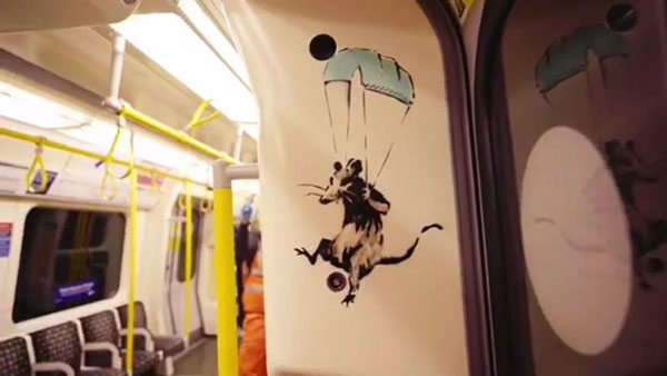 英国知名涂鸦艺术家班克西又有受疫情启发的新作品，这次是在伦敦地铁环线车厢内，以版画方式创作多只老鼠。