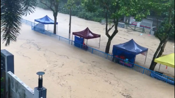 一场豪雨导致隆市泗岩沫达南路被雨水淹盖 ，一片汪洋。