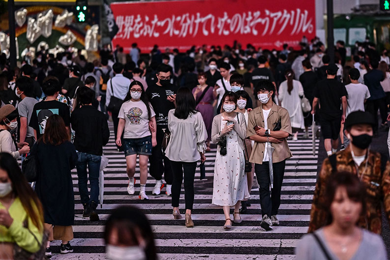 东京民众周六出外逛街时，大多数人都戴上口罩。（法新社）