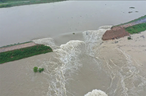 安徽全椒爆破泄洪，滁河堤坝上被炸出巨大缺口。