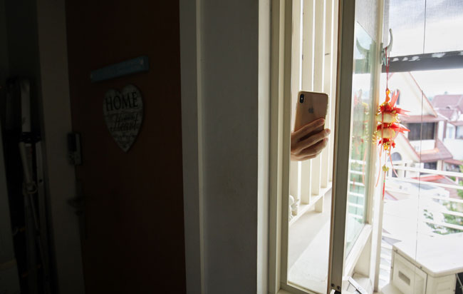 男住户示范，若是把手机伸出走廊铁花往屋内拍照，可看到住厨房、客厅、和13岁女儿的房间，认为邻居的行为已经侵犯隐私。