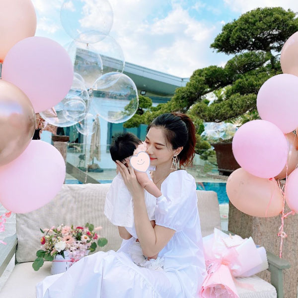 杨秀惠首次以妈妈的身分与女儿一起过生日。