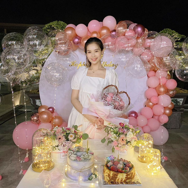 杨秀惠亲自动手布置自己的生日派对。