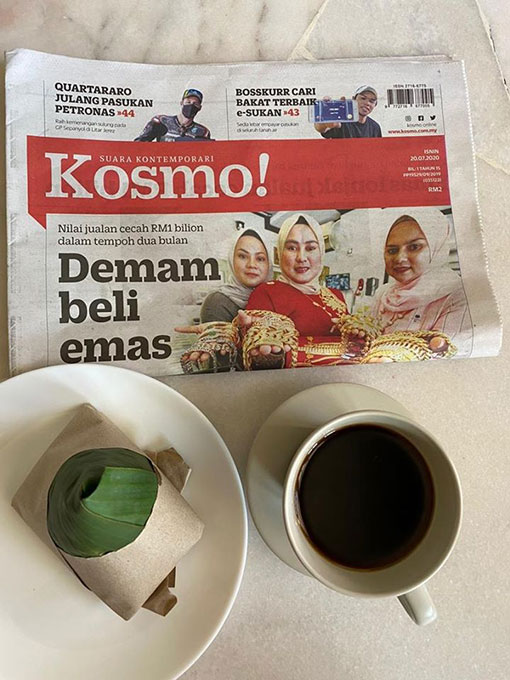 《Kosmo！》面子书周一（20日）早晨上载复刊首日的报章搭配美食椰浆饭和咖啡照。