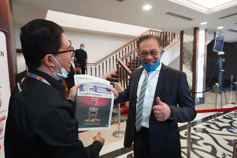 安华（右）获知《马来西亚前锋报》重新复刊，连忙竖起母指赞好。