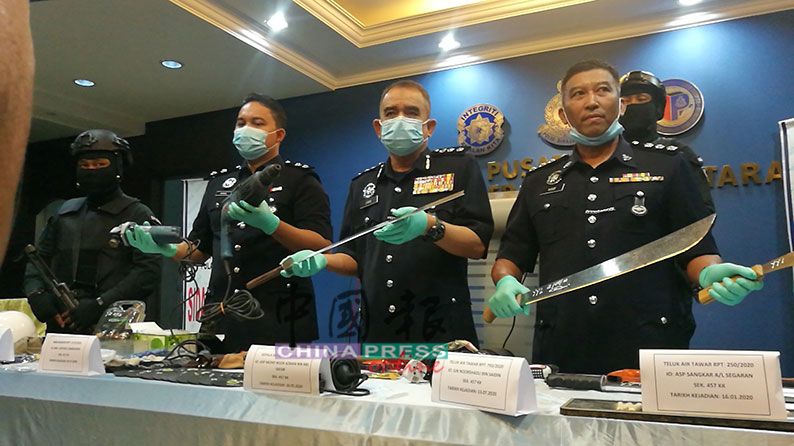 诺再尼（右2）在警官和全副武装的警员陪同下，展示起获的爆窃工具和巴冷刀等武器。