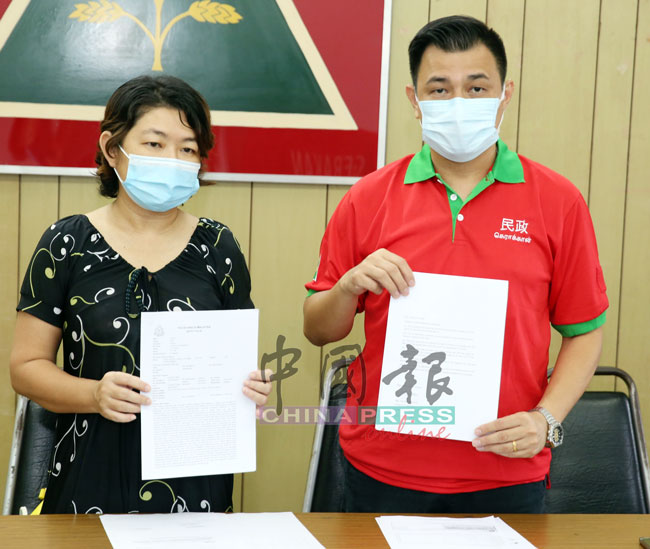 植旷荣（右）与吴太太向媒体出示报案文件。