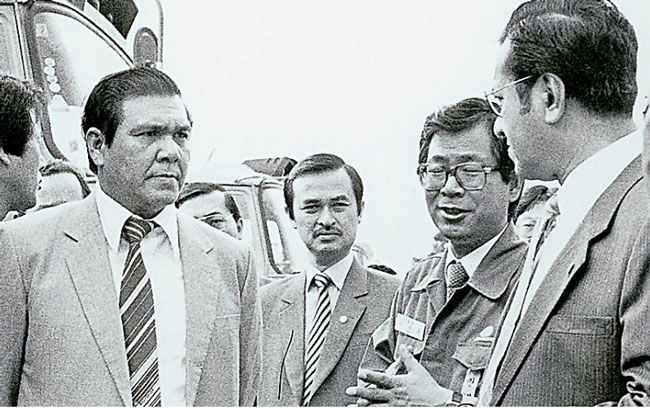 砂州大亨黄文彬（左）曾任商联会（中总前称）总会长。图摄于八十年代，右为马哈迪及阿都拉（右3）。（图取自黄文彬集团网站）