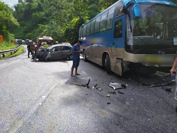 金马仑路发生巴士与轿车相撞，2辆交通工具车头皆毁不成形，消拯人员也赶抵施援。