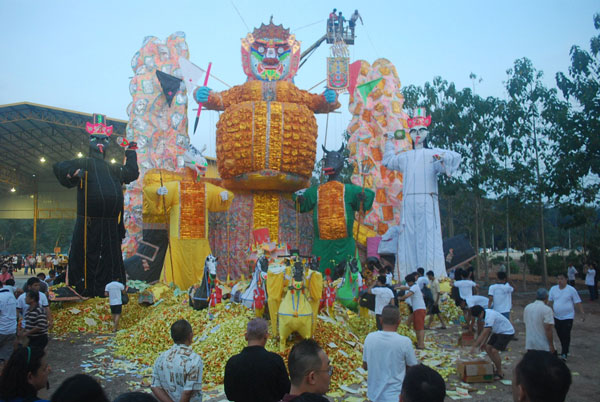 瓜拉沙花居民协会今年取消订制大型纸扎大士爷，只订制13尺高的小型纸扎大士爷。